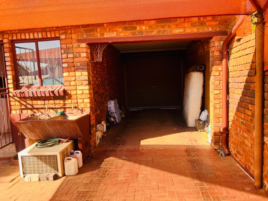 2 Bedroom Property for Sale in Geelhoutpark North West